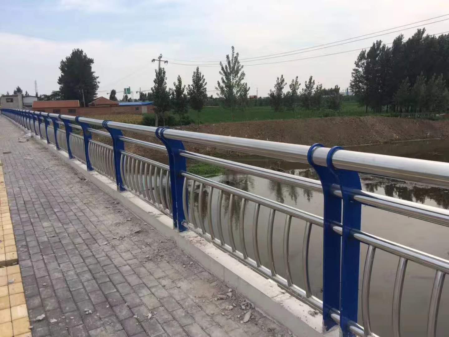 厂家定制直销1米高优质金属管加固围墙绿化隔离栅纯蓝色锌钢护栏-阿里巴巴